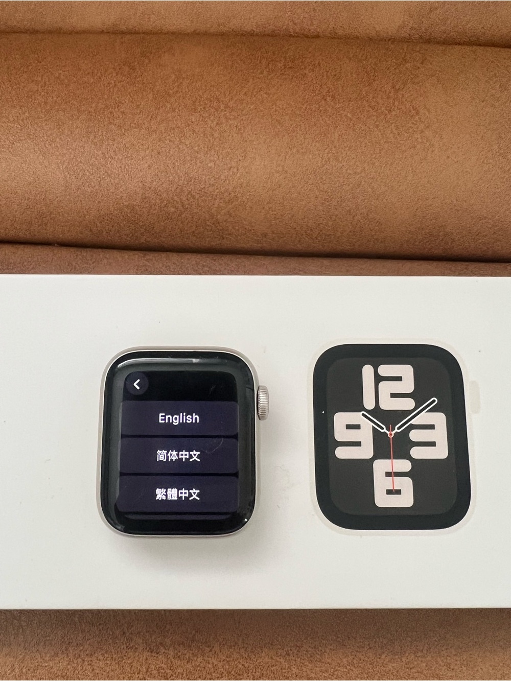 Apple SE (2nd Gen) 40mm Black Smartwatch with Silver Digital Crown